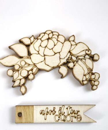 IL NEGOZIO DELLA MAMMA DI CLE -GLI ABBELLIMENTI DELLA CLE - MY 12 TALES OF 2021 - FIORE E BANNER IN LEGNO