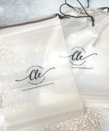 IL NEGOZIO DELLA MAMMA DI CLE - LE ATTREZZATURE DELLA CLE- BUSTINA IN PVC CON CHIUSURA STRINGA 19,5X28 CIRCA