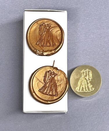 IL NEGOZIO DELLA MAMMA DI CLE- LE ATTREZZATURE DELLA CLE- SIGILLO IN CERALACCA ABITI CERIMONIA