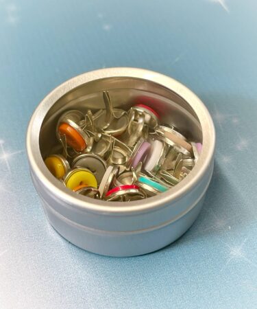 IL NEGOZIO DELLA MAMMA DI CLE- LE ATTREZZATURE DELLA CLE - BRADS FERMACAMPIONE  BOTTONI COLORATI 30 PZ