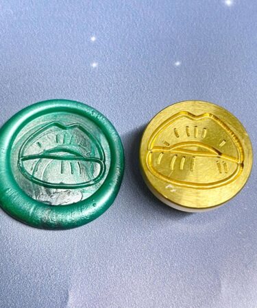 IL NEGOZIO DELLA MAMMA DI CLE - LE ATTREZZATURE DELLA CLE - SIGILLO CERALACCA 2,5 BACIO - MY 12 TALES 2023 LUGLIO