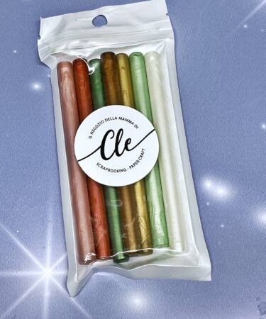 IL NEGOZIO DELLA MAMMA DI CLE -COLLEZIONE LA STORIA DI NATALE IN CERCA DI NOME -STICK DI CERALACCCA 7 COLORI