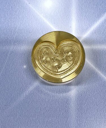 IL NEGOZIO DELLA MAMMA DI CLE - LE ATTREZZATURE DELLA CLE - SIGILLO CERALACCA BISCOTTINO  A CUORE 2,5 CM- MY 12 TALES 2023 DICEMBRE