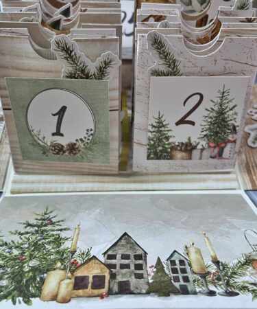 UN CALENDARIO DELL'AVVENTO CON LE BUSTINE DEL TE- PRODOTTO CONTENITORE