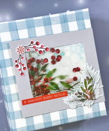 PRODOTTO CONTENITORE MINI ALBUM DI DICEMBRE 2023  CON MARIELLA