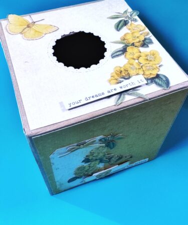 UN PORTA KLEENEX CON LA OCHRE-49 AND MARKET- PRODOTTO CONTENITORE