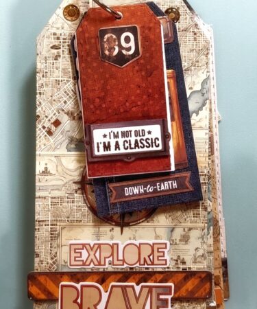 UN TAG ALBUM CON LA RUST AND REVS PRODOTTO CONTENITORE