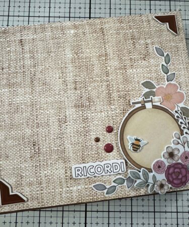 PRODOTTO CONTENITORE MINI ALBUM DI OTTOBRE 2024  CON MARIELLA