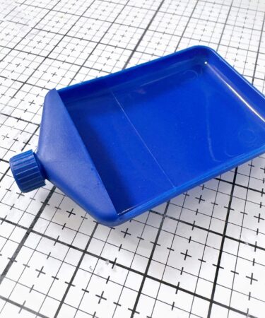 IL NEGOZIO DELLA MAMMA DI CLE - LE ATTREZZATURE DELLA CLE - VASSOIETTO PER PERLINE E POLVERINE DA EMBOSSING COLORE BLU