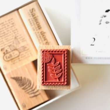 Alternative view of Florilèges Design - Collezione GINKGO - Set di 4 timbri in legno -  FALL IN LOVE