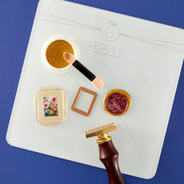 Alternative view of Spellbinders - Gold Bullion Wax Seal Powder in arrivo a dicembre