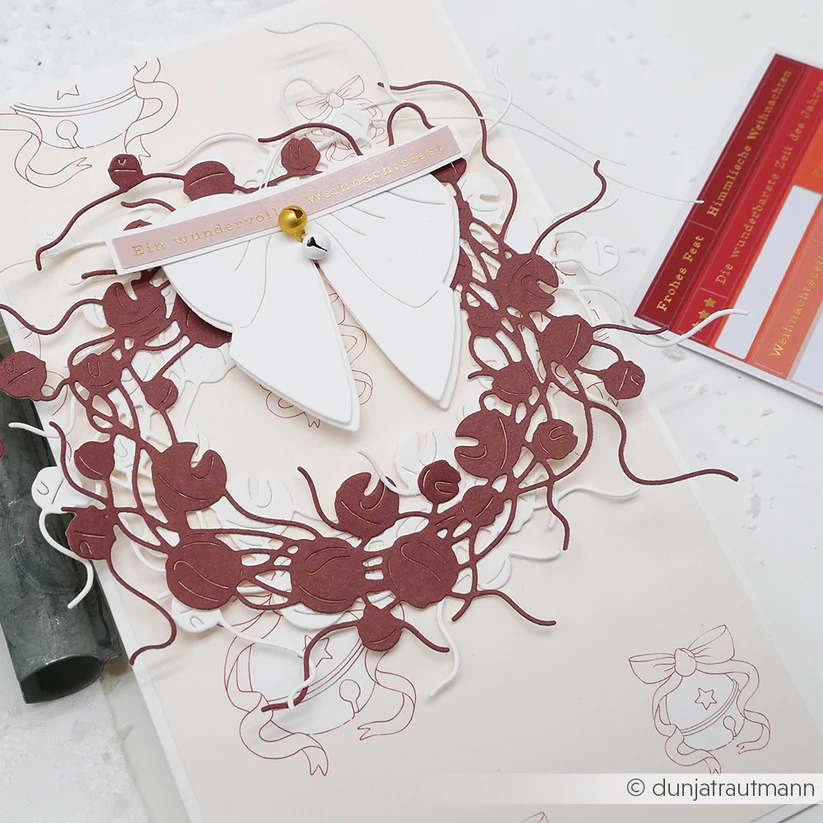 ALEXANDRA RENKE - Fustelle 'Glöckchenkranz mit Schleife' - immagine 2