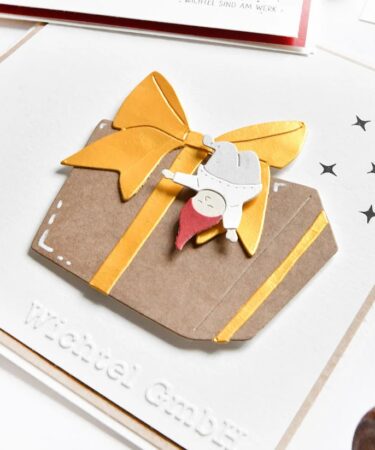 Alternative view of ALEXANDRA RENKE - fustelle Wichtel mit großemGeschenk