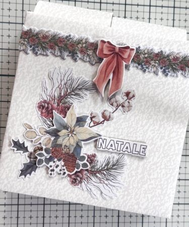 PRODOTTO CONTENITORE MINI ALBUM DI DICEMBRE 2025  CON MARIELLA