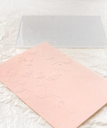 ALEXANDRA RENKE - Embossing Folder 'Verbandelte Herzen' +
