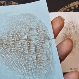 un pezzo di cartoncino azzurro con l'effetto craklé con sfumature di marrone in primo piano