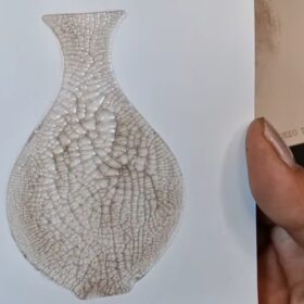 si vede su un foglio bianco la sagoma di un vaso al centro, di colore marroncino e con l'effetto raggrinzito e craklé