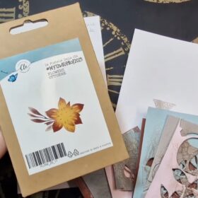 Si vede in primo piano la confezione di vendita della fustella che serve per fare i fiori