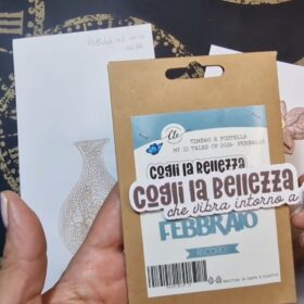 confezione di vendita della fustella e del timbro per ricavare la scritta "Cogli la bellezza che vibra intorno a te"